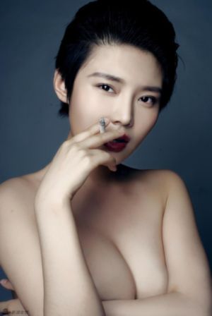 女大学生的沙龙室在线
