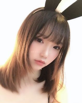 红唇滚滚