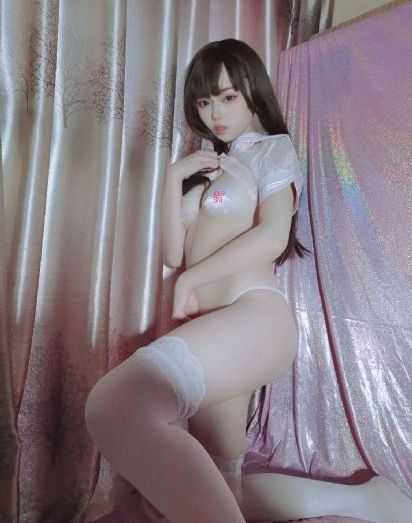公交车上拨开少妇内裤进入